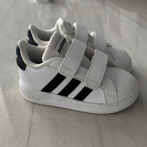Adidas Baby / Toddler Sneakers in White and Black